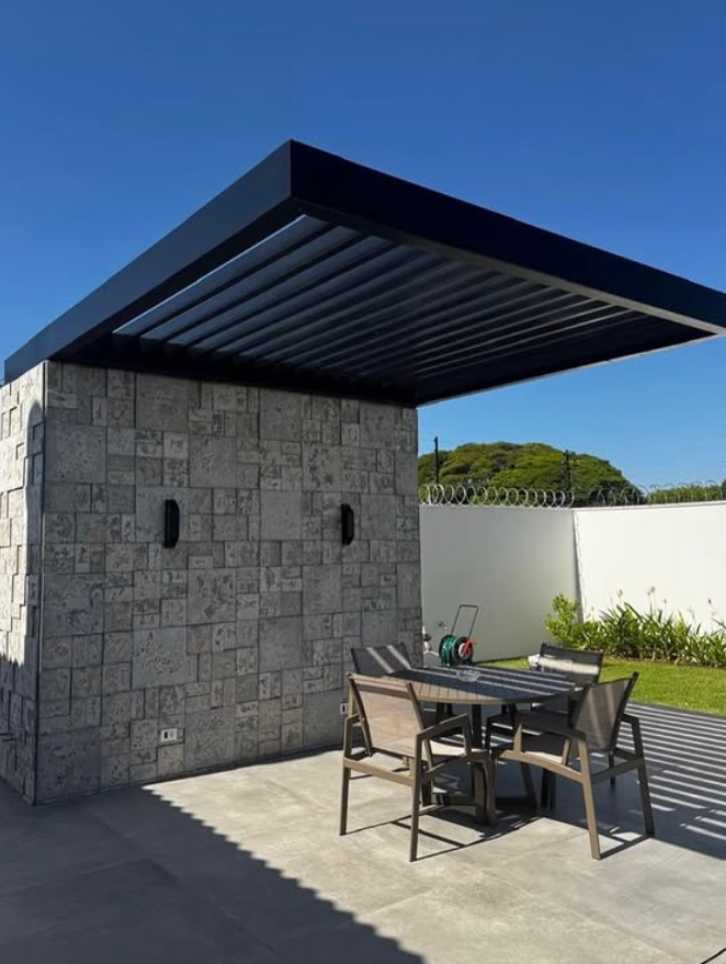 Pergolado metálico preto sobre área externa executado pela DM Metal Prime