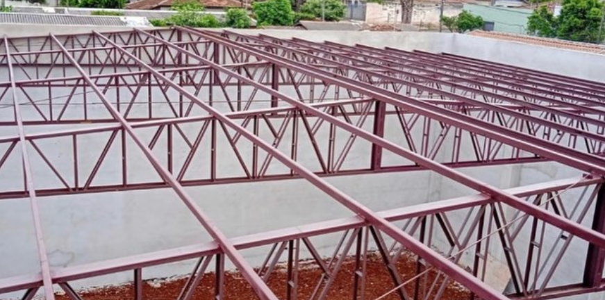 Estrutura metálica de telhado em fase de montagem