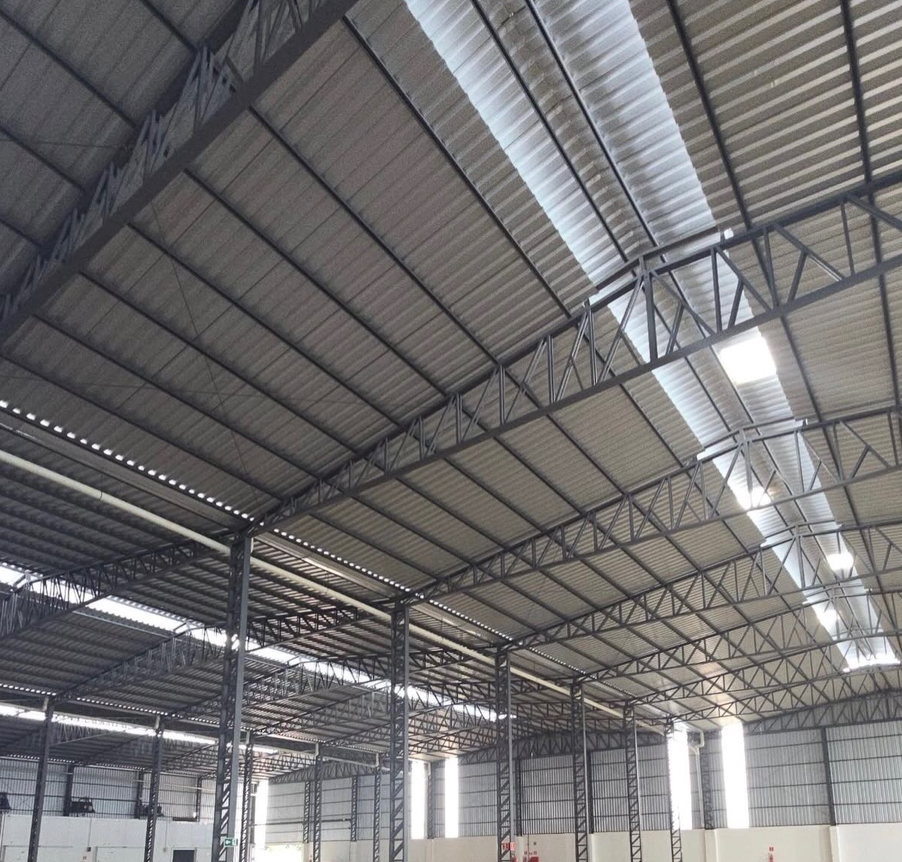 Galpão industrial com cobertura metálica e telhas translúcidas